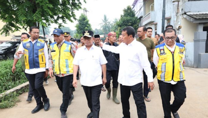Bupati Tangerang dan Gubernur Banten Tinjau Lokasi Banjir Balaraja