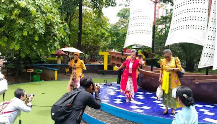 Peringati Hari Batik Nasional, Kotret-PBI Hunting Foto Parade Batik