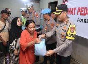 Kapolres Metro Tangerang Kota Bagikan Sembako untuk Warga Kampung Cacing