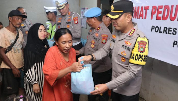 Kapolres Metro Tangerang Kota Bagikan Sembako untuk Warga Kampung Cacing