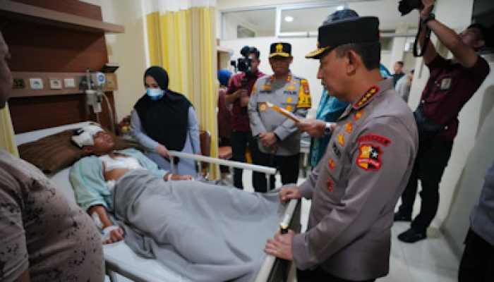 Kapolri Kunjungi Korban Ledakan SMAN 72 di RSI Cempaka Putih