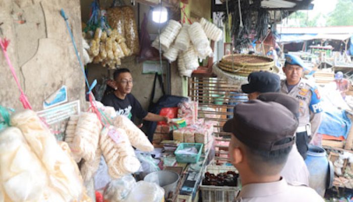 Polres Metro Tangerang Kota Patroli Jalan Kaki di Kawasan Keramaian