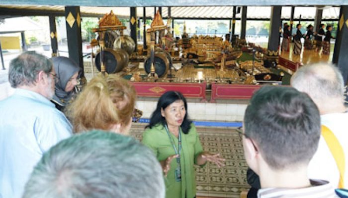 Delegasi IIS Pelajari Perpaduan Tradisi dan Demokrasi di Keraton Yogyakarta