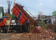 Pemkot Tangerang Bongkar TPS Liar Tekukan Buah di Jurumudi Baru