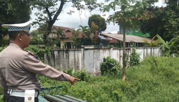 Polsek Cikupa Pantau Debit Sungai Pasca Hujan