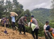 Satbrimob Polda Banten Evakuasi Warga Terdampak Longsor di Cibeber