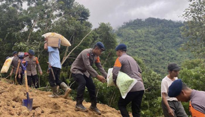 Satbrimob Polda Banten Evakuasi Warga Terdampak Longsor di Cibeber