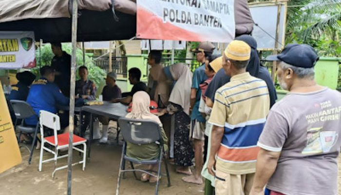 Biddokkes Polda Banten Berikan Pelayanan Kesehatan bagi Warga Terdampak Banjir