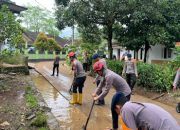 Personel Ditsamapta Polda Banten Bersihkan Lumpur Pasca Banjir