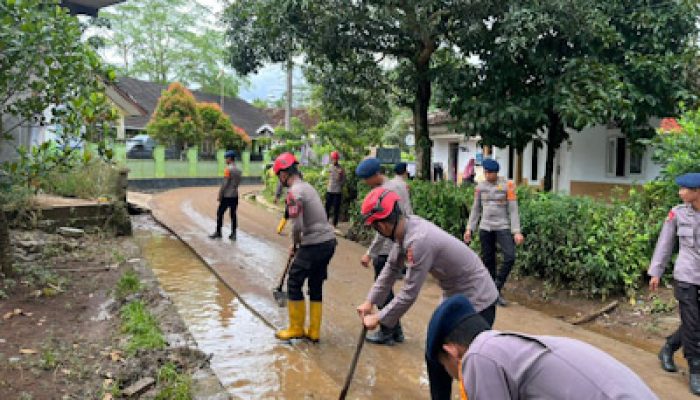 Personel Ditsamapta Polda Banten Bersihkan Lumpur Pasca Banjir
