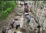 Polri Bersama Warga Buka Akses Jalan Kampung Setie Pascabencana