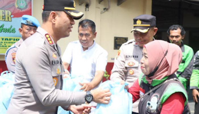 Program Jaga Jakarta, Kapolres Metro Tangerang Kota Berbagi Sembako ke Ojol