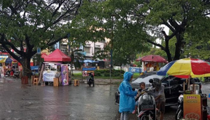 Usai Hujan Lebat Polsek Pasar Kemis Cek Genangan Air
