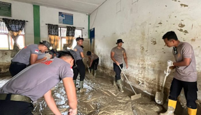 Personel BKO Sat Brimob Polda Banten Bersihkan Sekolah Terdampak Bencana di Aceh Utara
