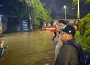 Anggota Polres Metro Tangerang Kota Bantu Warga Terdampak Banjir