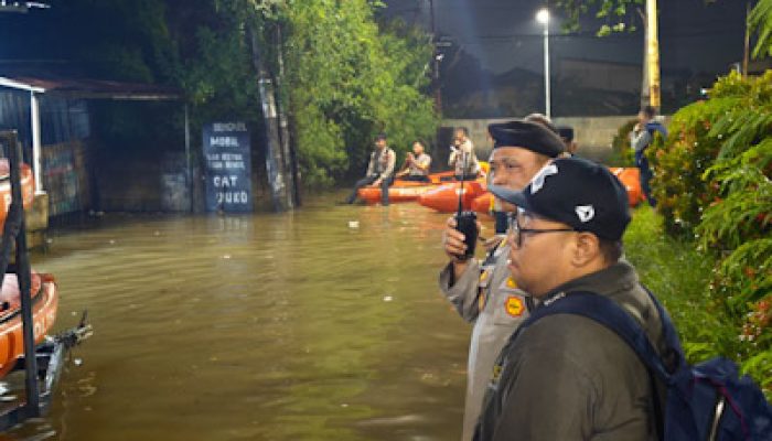 Anggota Polres Metro Tangerang Kota Bantu Warga Terdampak Banjir