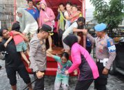 Kapolres Metro Tangerang Kota Tinjau Pengungsian Banjir dan Dapur Umum, Beri Bantuan ke Warga