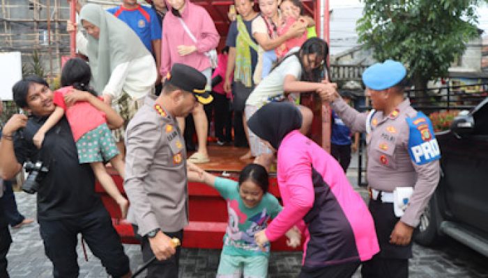 Kapolres Metro Tangerang Kota Tinjau Pengungsian Banjir dan Dapur Umum, Beri Bantuan ke Warga