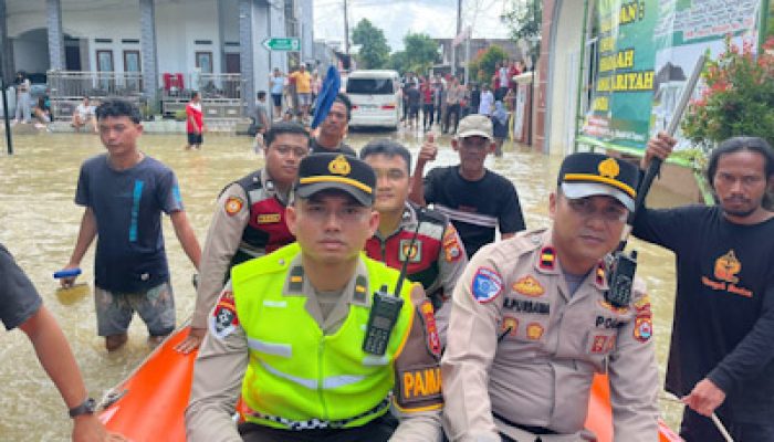 Personel Polresta Tangerang Pantau Debit Air Sungai Cidurian