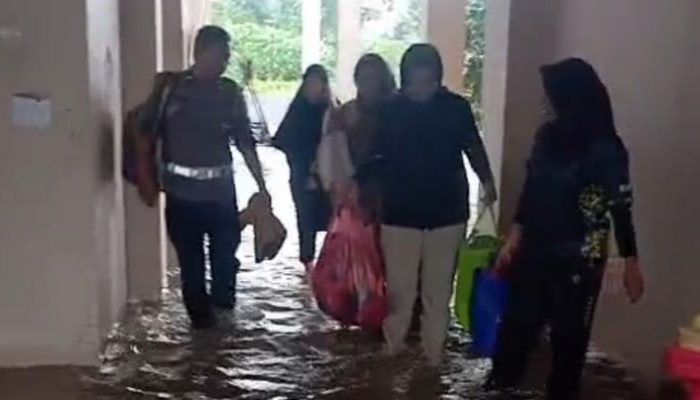 Banjir Rendam Akses Ponpes, Polsek Tigaraksa Evakuasi Santri Al-Fattah