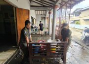 Satpol PP Kota Tangerang Bantu Bersihkan Rumah Warga Pasca Banjir