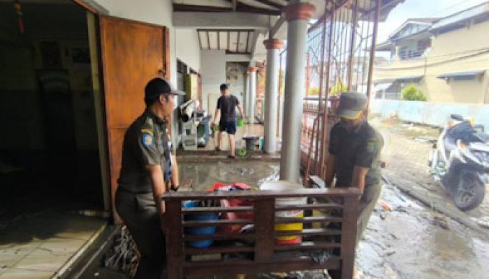 Satpol PP Kota Tangerang Bantu Bersihkan Rumah Warga Pasca Banjir
