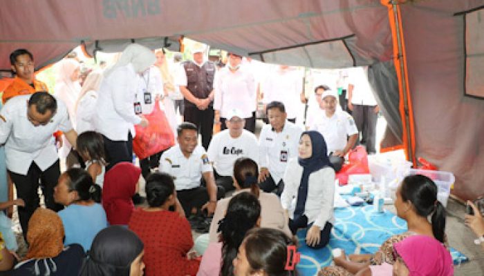 Tinjau Pengungsi, Ratu Zakiyah Pastikan Tak Ada Warga Kekurangan Makanan