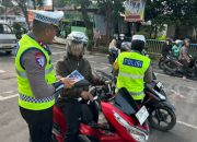 Tekan Pelanggaran Lalu Lintas, Satlantas Bagikan Flyer Keselamatan di Jalan Veteran