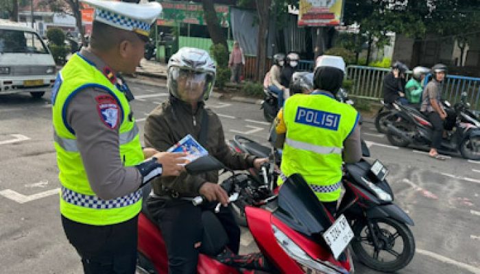 Tekan Pelanggaran Lalu Lintas, Satlantas Bagikan Flyer Keselamatan di Jalan Veteran
