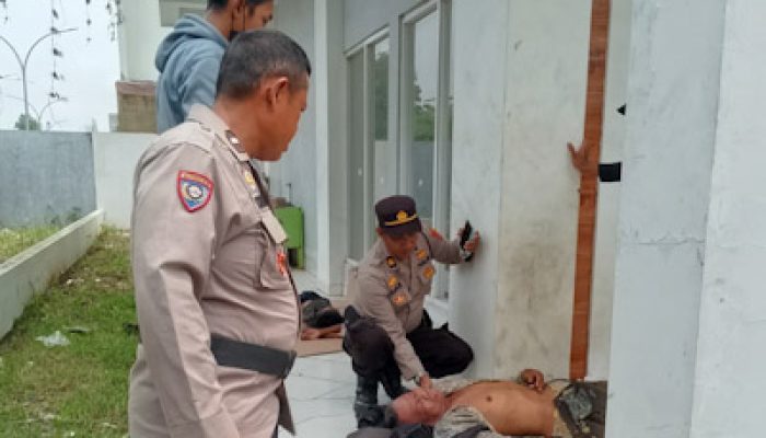 Polsek Pasar Kemis Evakuasi Pria Tak Dikenal Tergeletak di Ruko