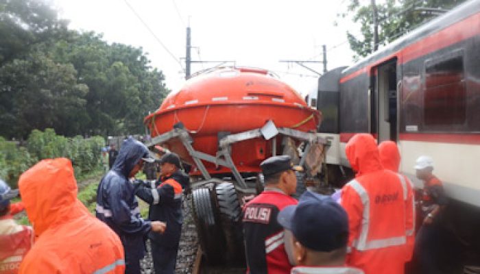 Kereta Bandara Hantam Trailer di Tangerang
