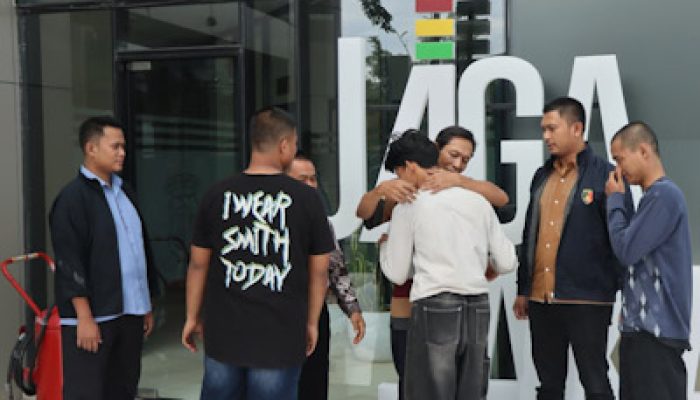 Viral di Media Sosial, Kasus Pelemparan Petasan Sopir Angkot Berujung Damai