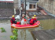 Petugas Gabungan dan Relawan Intensifkan Evakuasi Warga di Titik Banjir Kota Tangerang