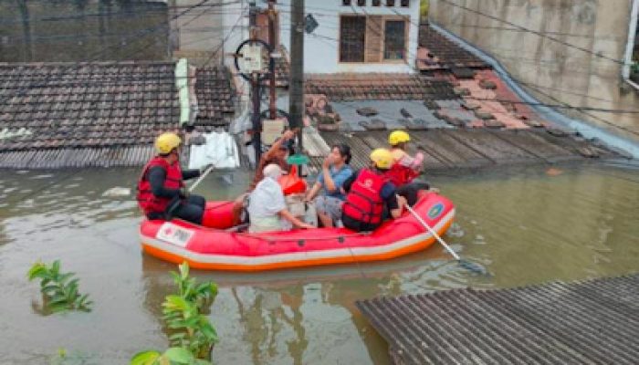 Petugas Gabungan dan Relawan Intensifkan Evakuasi Warga di Titik Banjir Kota Tangerang