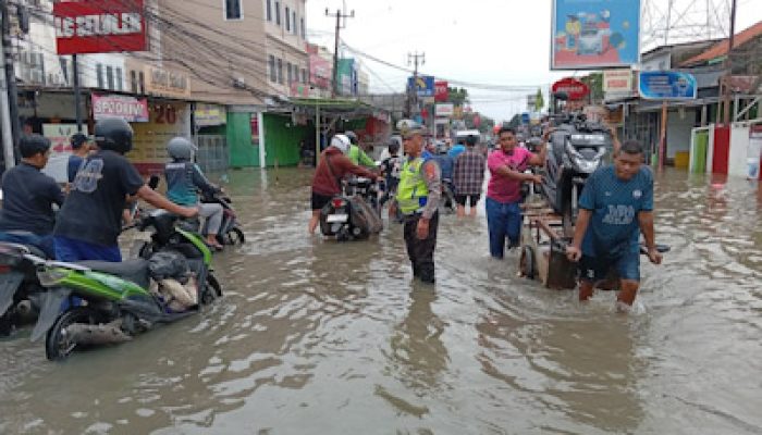 Banjir Rendam Wilayah Kota Tangerang, Polres Metro Tangerang Kota Evakuasi Warga