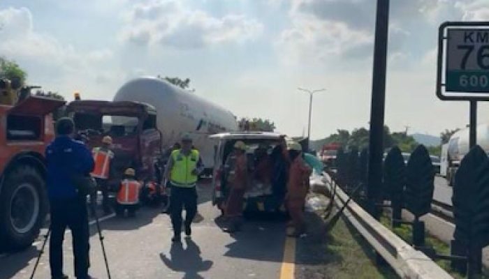 Truk LPG Terguling di KM 76 Tol Jakarta–Merak