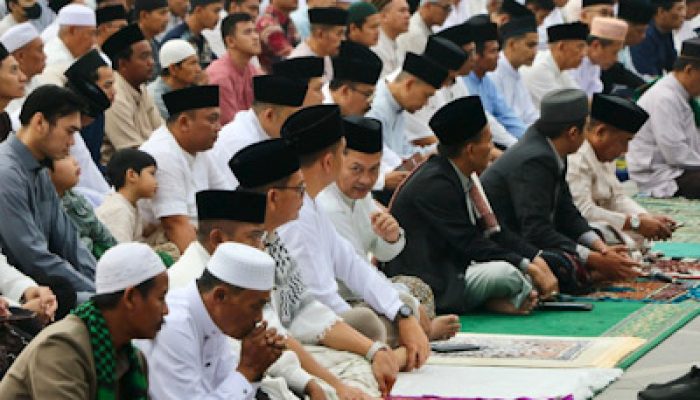 Najib Hamas Sholat Ied di Kramatwatu, Ajak Lanjutkan Kebaikan Selama Ramadhan