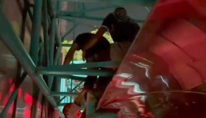 Pria Panjat Reklame di Daan Mogot, Diduga Depresi Akibat Masalah Keluarga