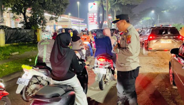 Kapolsek Panongan Turun Tangan Urai Antrean BBM di Citra Raya