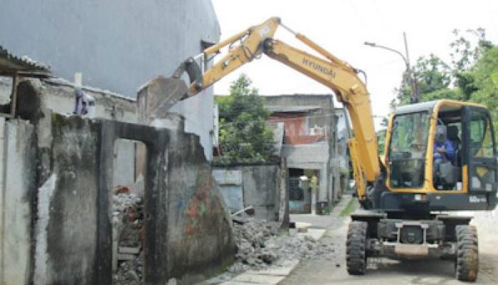 Bangunan Liar Di Bantaran Kali Angke Dibongkar