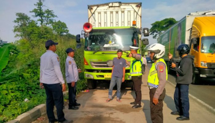 Polsek Neglasari Tertibkan Parkir Liar dan Atur Lalu Lintas di Jalan Buroq