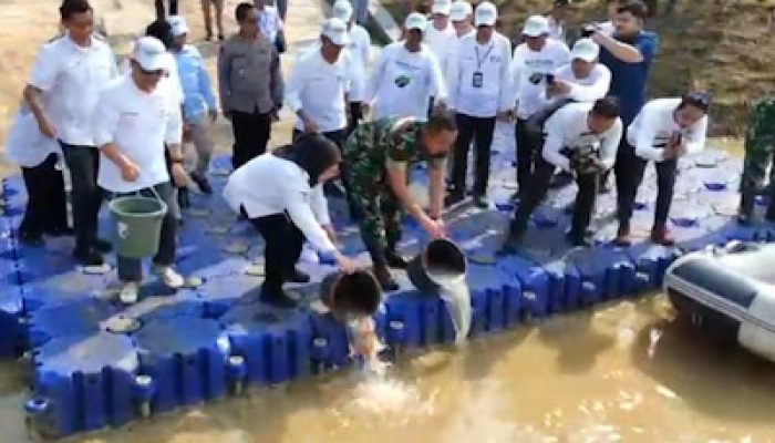 Hari Bumi Banksasuci Foundation Tanam 1.000 Pohon dan Tebar Ikan