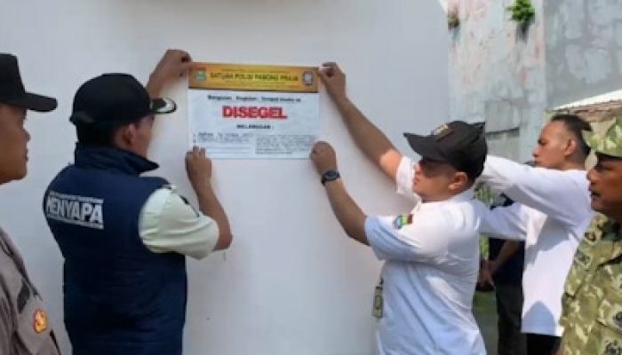 Satpol PP Kabupaten Tangerang Segel Gedung di Teluk Naga