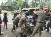 Satpol PP Tertibkan PKL di Sekitar Alun-Alun A Yani