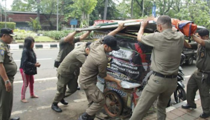 Satpol PP Tertibkan PKL di Sekitar Alun-Alun A Yani