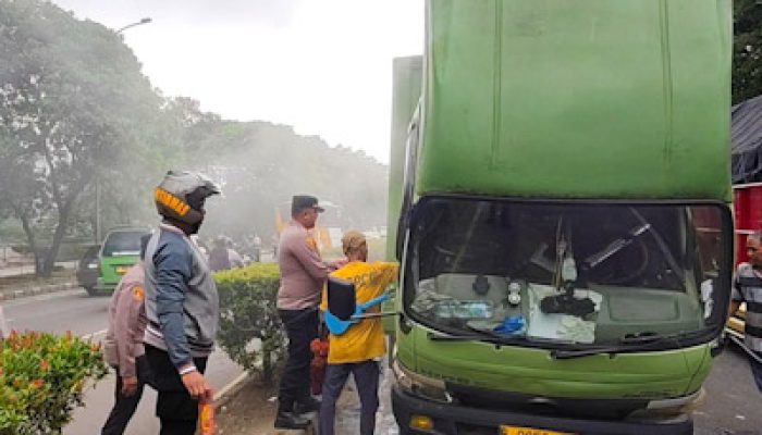 Truk Box Mendadak Terbakar Dekat Pasar Tanah Tinggi