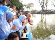Gerakan Asri Polri, Polda Banten Tebar 3.000 Ikan Nila di Danau Tasikardi