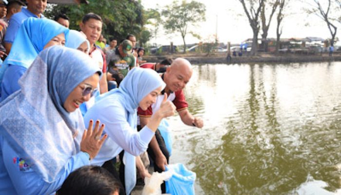 Gerakan Asri Polri, Polda Banten Tebar 3.000 Ikan Nila di Danau Tasikardi