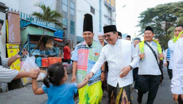 Bersama Ribuan Warga, Sachrudin Jalan Bareng di Jalan Sehat Sarungan