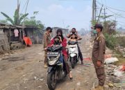 Kebakaran TPA Jatiwaringin, Satpol PP Bagikan Masker